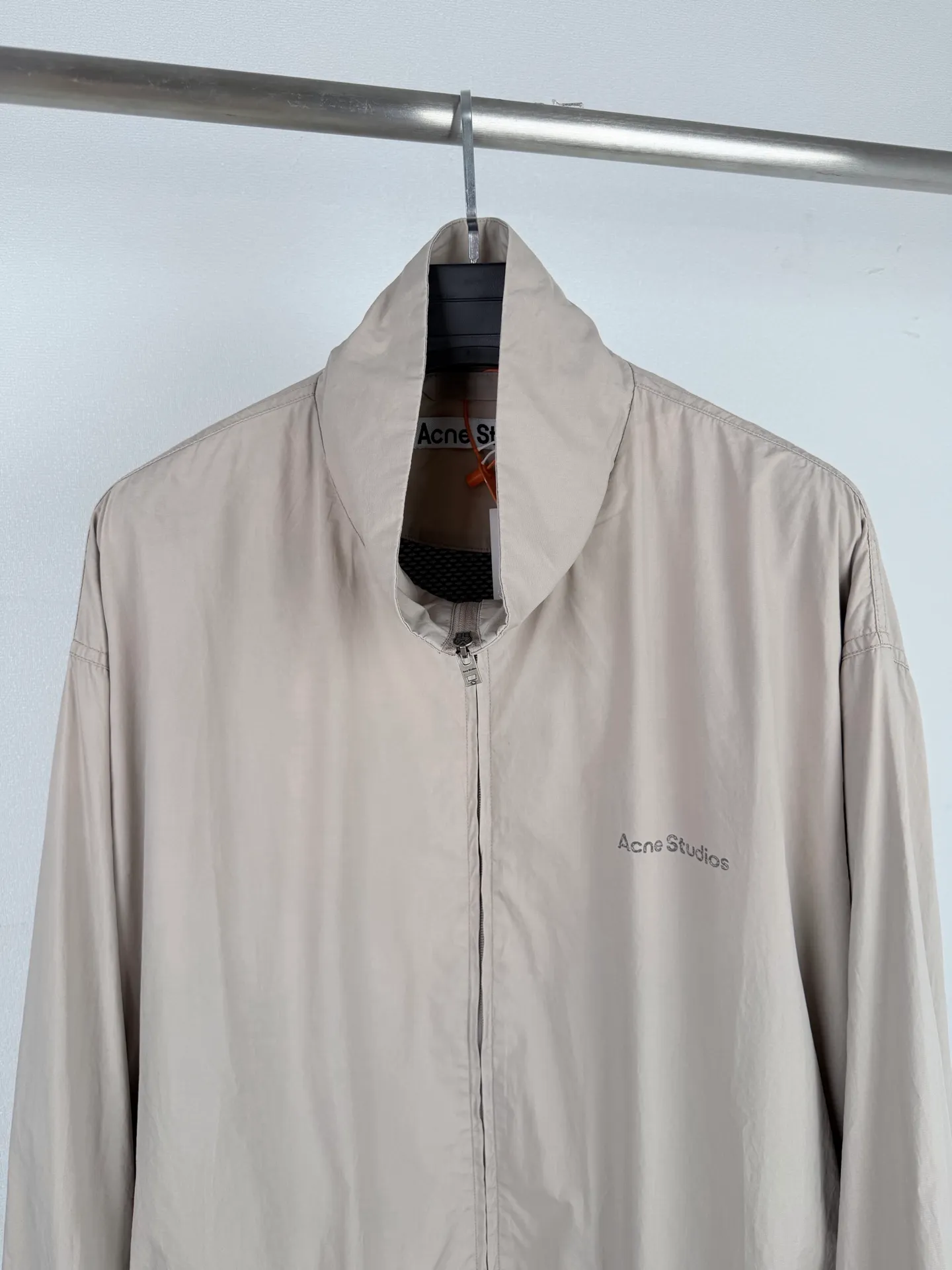 ACNE Studios Contrast Logo Distressed Zip Jacket Custom-made Dusty Royal Poplin Lightweight and crisp Dry and wind-resistant Sophisticated Royal Blue smudged body Washed mist softens the bright tones Interpreting the cool and relaxed luxury unique to Scandinavia Stand-up collar fully zippered coach jacket Elasticated hem cuffs Create a relaxed, drop-top short silhouette Fully lined interior with a smooth and neat upper body The Acne Studios print is discreetly engraved on the chest, retaining the brand gene in a restrained and subtle manner. The contrasting Acne Studios Retro emblem is laid out on the back of the garment. One simple and one complex form a clever visual contrast, which reflects the brand's heritage and traces back to the origin of the brand. It uses the Nordic minimalist high-end ready-to-wear language to describe the narrative of relaxed and restrained luxury and elegance. Process 1: Adopt glue printing process. The printing has been revised three times with the film screen. Use glue liquid paint to print the pattern on the fabric. Bake the fabric to fix the printed pattern. Process 2: Gradient distressed spray process. By spraying dyes of different colors on the surface of the fabric, the clothes can show rich color changes under different lights and increase the visual layering. Process 3: Heavy fermentation washing uses a special solution to remove stains and slight fading, and then snowflake washing. Use strong washing to fade the color to make the color more uniform. Process 4: The hem is made in one go using a three-needle waist-drawing machine. The elastic band and the fabric are sewn together in the same process using the special needle position and feeding mechanism of the machine. The three-needle design is more secure and can distribute pressure evenly to ensure that the elastic band and the fabric fit tightly. Accessories: Customized 1:1 Acne zipper Customized 1:1 Acne trademark Fit: Loose fit Size: 44 46 48 50